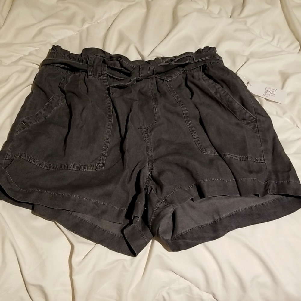 Grey shorts with pockets